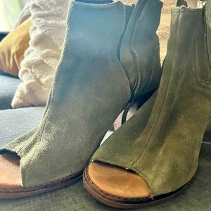 Tom’s Booties- womens 9